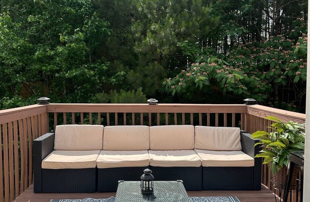 Cozy 1-bedroom guest room with AC and WiFi in Union City. Close to airport