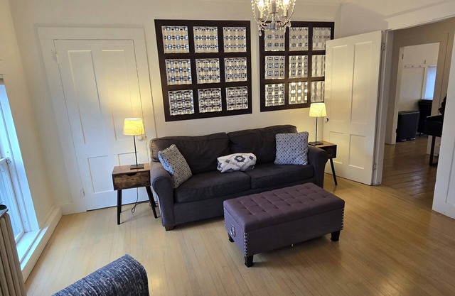 Cozy 1-bedroom Owners Apartment in downtown. Walk to main street.