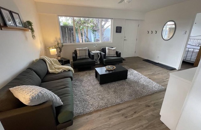 Cozy 1 Bedroom Suite - 5 minutes from the beach!