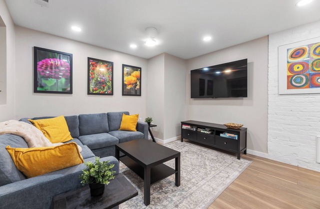 Cozy 1-bedroom w/AC, WiFi - Heart of the Clifton Gaslight District.