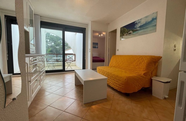 Cozy 1-Bedroom Apartment with Terrace, Steps from Saint-Georges-de-Didonne Beach