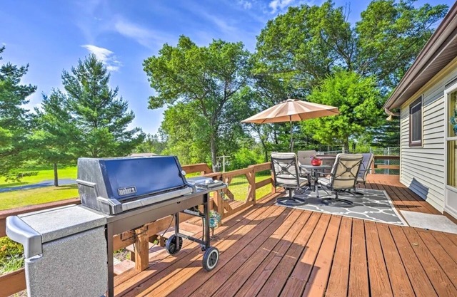 Cozy 10-Acre Retreat w/Deck & AC near Adventures