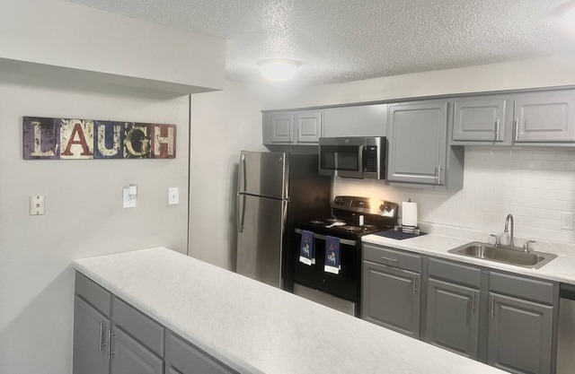 Cozy 1bedroom apartment 5 minutes from expressways shopping, dining & fun.