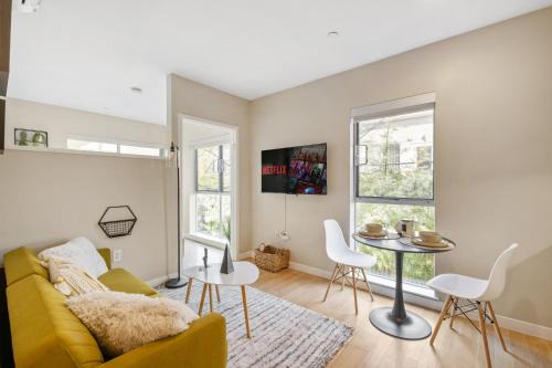 Cozy 1BR apt in Santa Monica with FREE Parking
