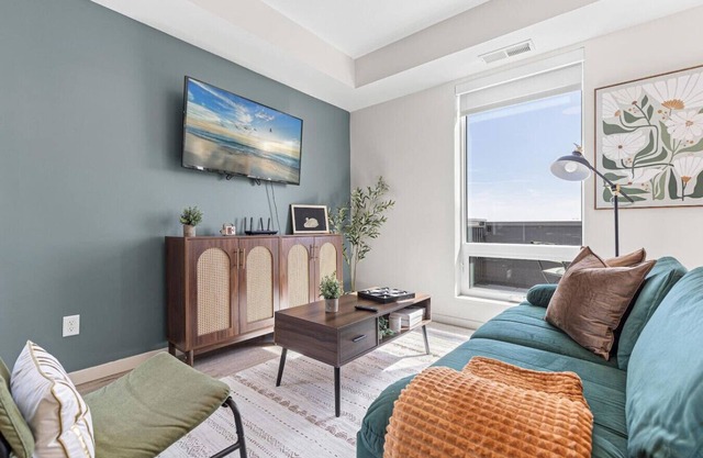Cozy 1BR Uptown | Fitness Center, Rooftop Lounge