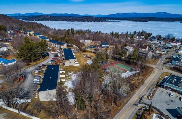 Cozy 2 bdrm 2 bth condo walking distance to Weirs!