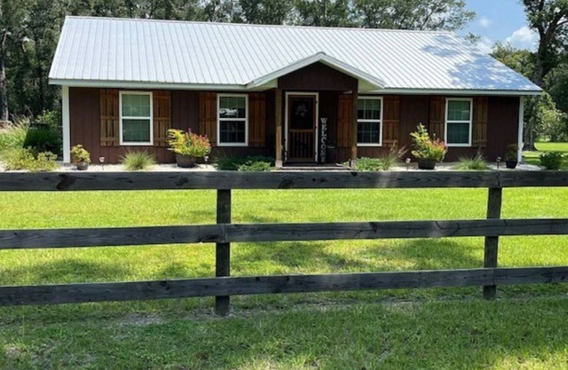 Cozy 2-bedroom, 2-bathroom retreat near HITS and the World Equestrian Center.