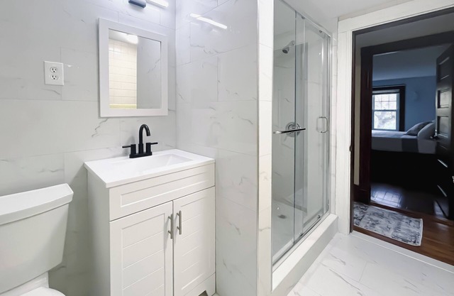 Cozy 2-bedroom apartment in charming Dedham - Legacy Mall with WiFi