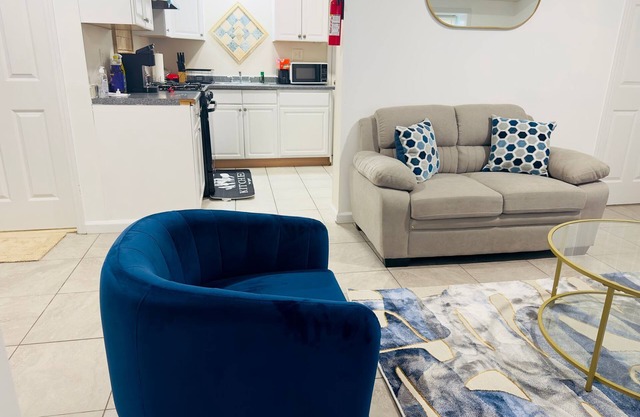 Cozy 2-bedroom apartment 6 minutes to EWR Prudential Hotels NYC