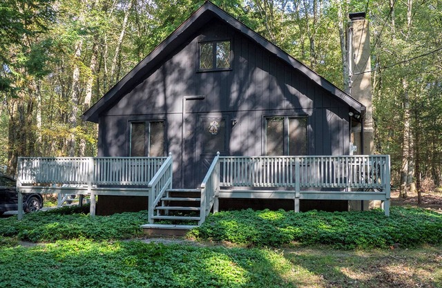 Cozy 2-bedroom cabin located in the heart of the Poconos!