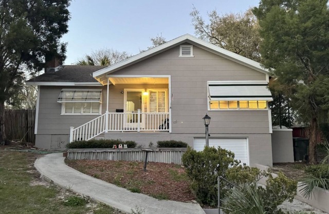 Cozy 2 bedroom downtown Clermont . Lake views by the West Orange Bike Trail.