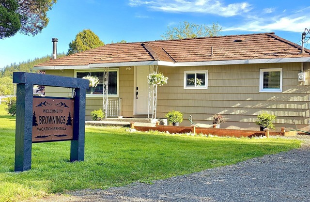 Cozy 2 bedroom house on 1.5 acres