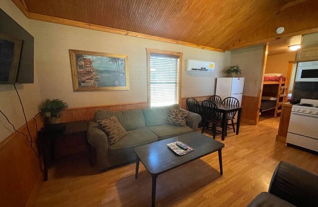 Cozy 2 Bedroom Lakeview Cabin: Cabin A