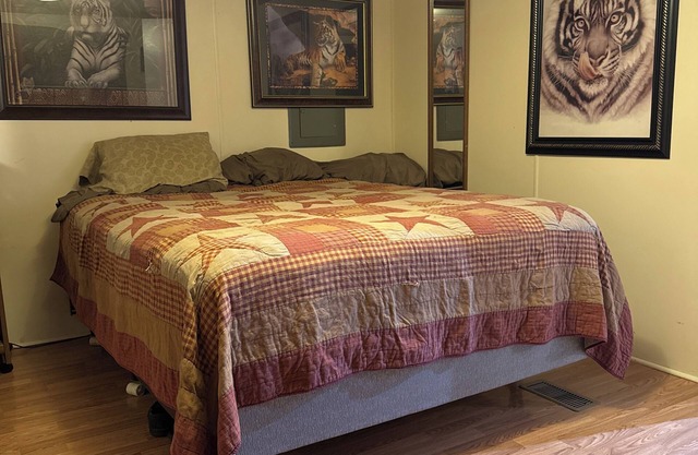 Cozy 2-bedroom mobile home in charming Lexington with AC, WiFi. Attractions!