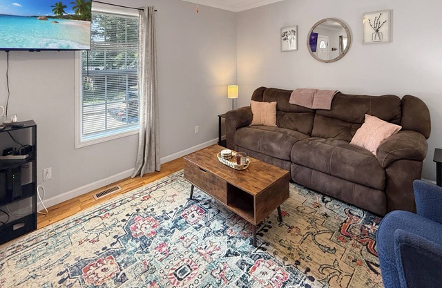 Cozy 2 Bedroom Townhouse Near Lake and Restaurants