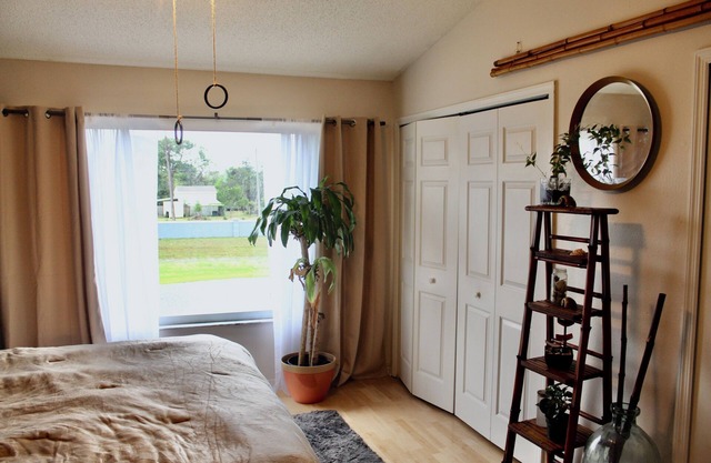 Cozy 2-Bedroom Townhome in Gated Community Close to Top Beaches.