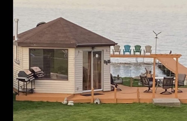 Cozy 2 bedroom unit overlooking Cooks Bay Lake Simcoe. Pet Friendly