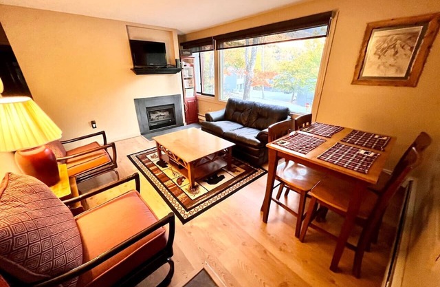 Cozy 2 BR townhouse with Pool across from Loon Mtn