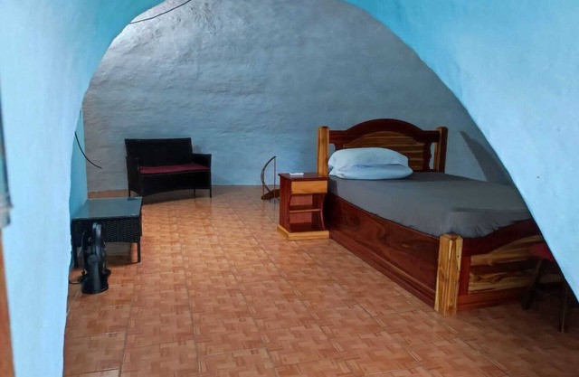 Cozy 2-bedroom townhome in charming Provincia de Puntarenas with AC, WiFi