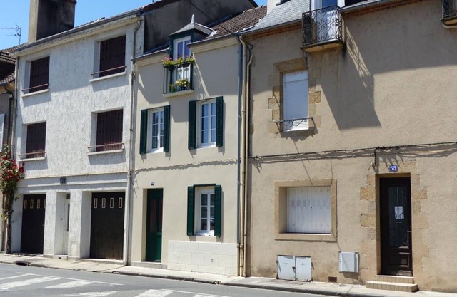 Cozy 2-Person City House with Courtyard, Near Downtown, WiFi, Free Bikes and Parking