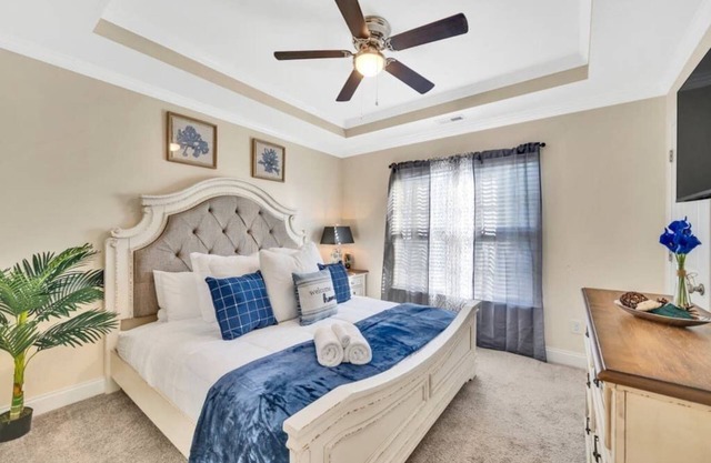 Cozy 2B Townhouse King Bed/Jacuzzi/TV in BRs