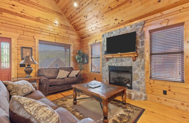 Cozy 2BD Cabin w/Hot Tub! Pool Access + Location