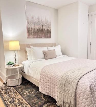 Cozy 2BR Apt with Parking, Steps to Brown and RISD