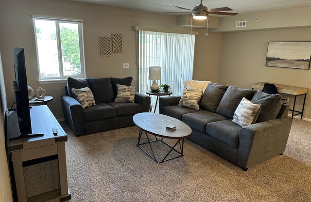 Cozy 2BR condo near hospitals/shopping! Family-sized condo with pool/fitness!