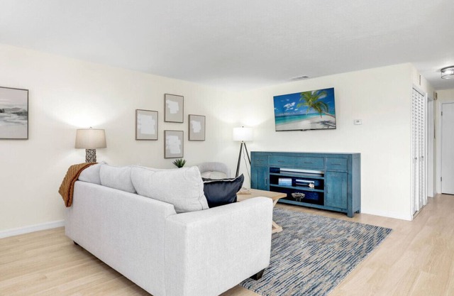 Cozy 2BR Condo: Pool, Shuffleboard, Tiki Hut & Beach Proximity!