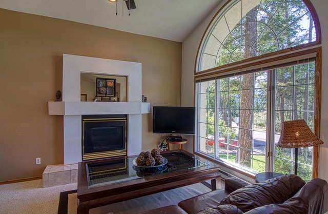 Cozy 3 Bedroom Executive Home with Comfy Beds on the Golf Course.
