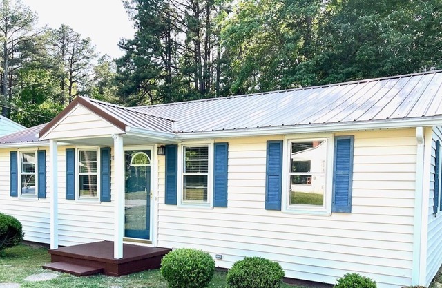 Cozy 3 Bedroom / 1.5 Bath House Close to Everything!