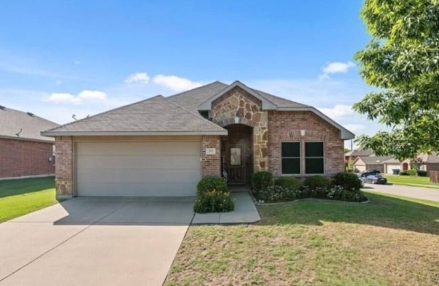 Cozy 3-bedroom 2 Bath Bungalow with free parking.