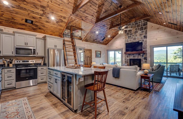 Cozy, 3-bedroom cabin with Incredible Views. Central to Hiking and Lake Burton