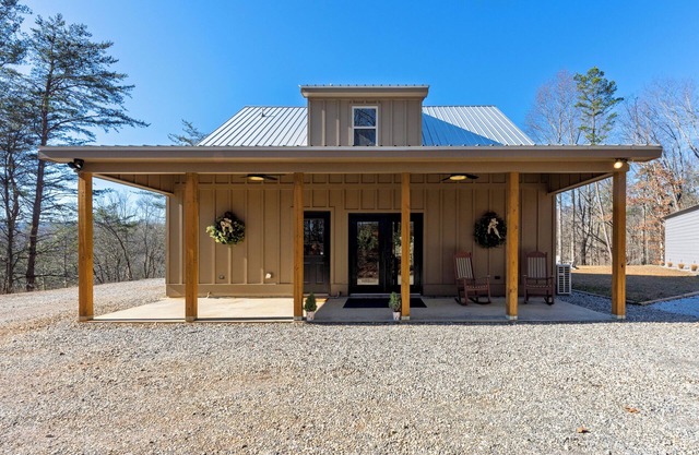 Cozy 3-bedroom cabin in Dahlonega with a vibrant Game Room!