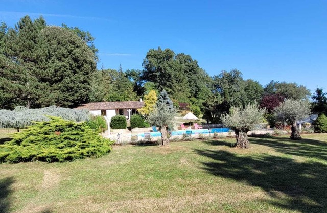 Cozy 3 bedroom villa with a swimming pool in village of Lacapelle Biron.