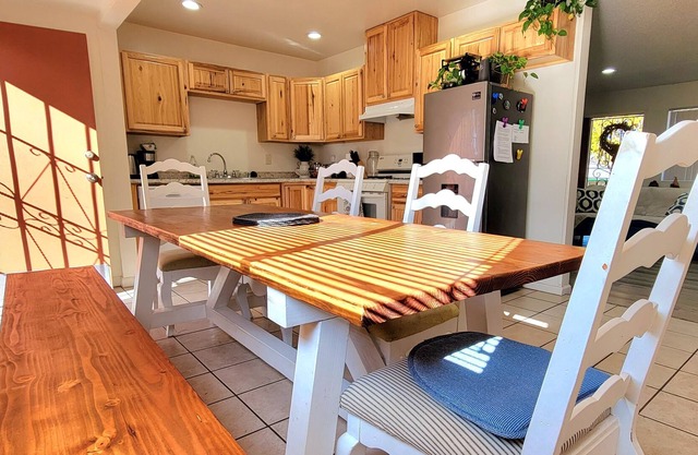 Cozy 3 Bedroom House, Family and Pet Friendly
