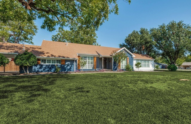 Cozy 3-bedroom house in charming Lewisville with WiFi, AC