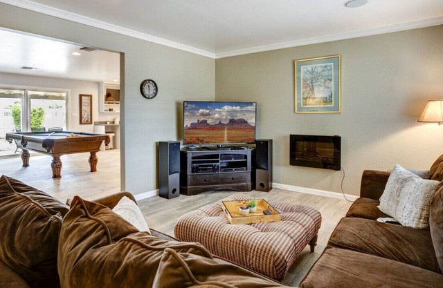 Cozy 3 bedroom, steps from Old-Town (sleeps 6)!