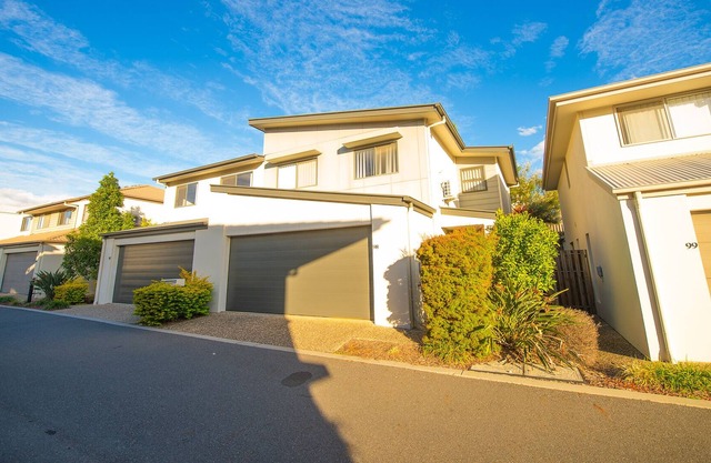 Cozy 3bdr Townhouse - Train Station, Garage, NBN
