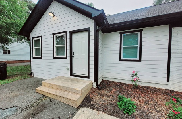 Cozy 3BR/2BA Home Near Downtown Monroe & Waxhaw with Fire Pit + Patio