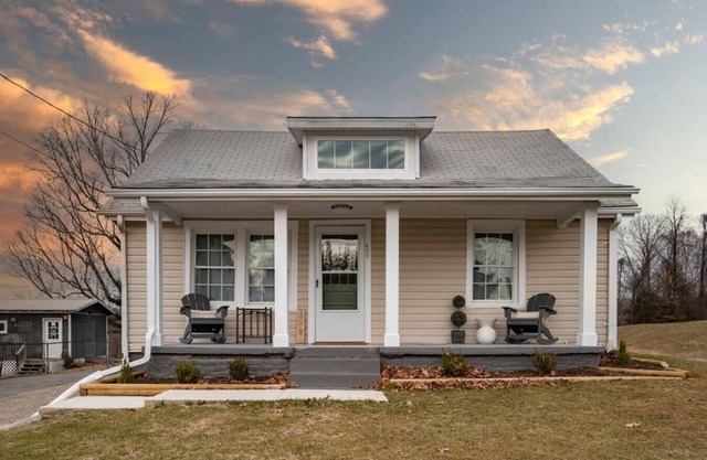 Cozy 3BR Home | *Central* | Smart TVs | Free WiFi