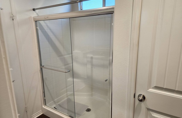 Cozy 4-bedroom bungalow with WiFi, AC in lovely Riverside.