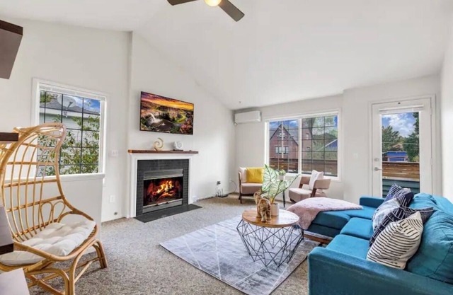 Cozy 4 beds Ballard House w/Private Yard & Balcony