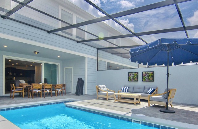 Cozy 5BD/4.5BH - w/private POOL 8mi from Disney!
