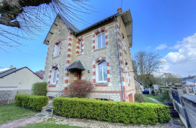 Cozy 5BR Villa with Garden, Parking, and Modern Amenities in Charming Loire Valley Village