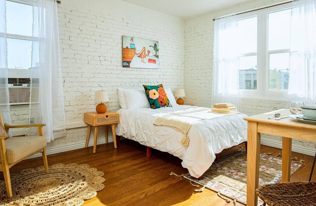Cozy and Bright Studio Ideal for Couples!