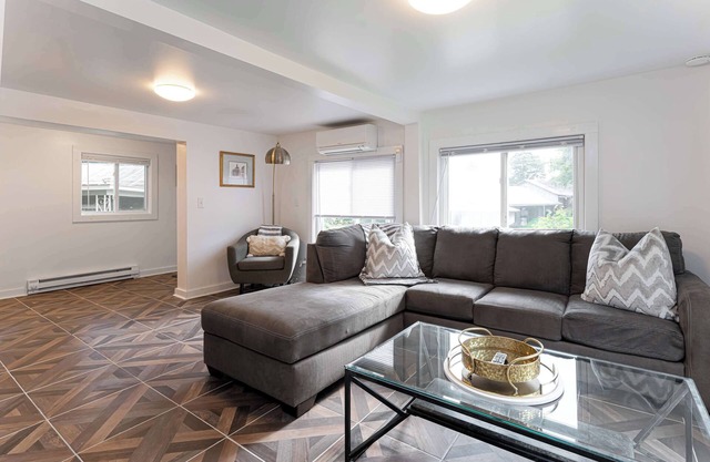 Cozy and Chic 2B Cottage Mins From Downtown