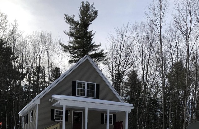 Cozy and convenient home, just half a mile from Ragged Mountain!!