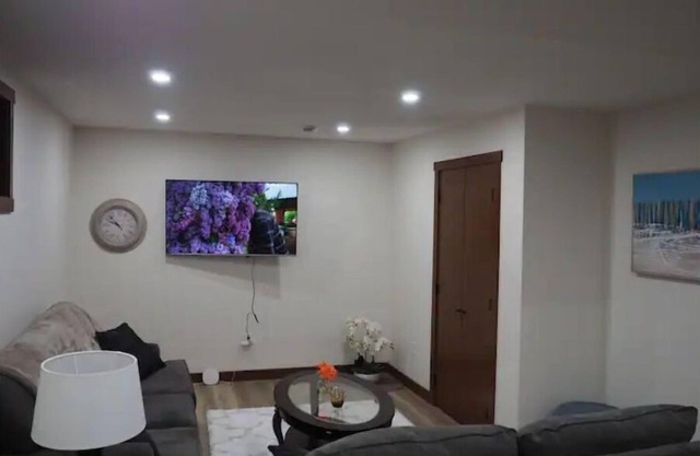 Cozy and Modern Suite Near Airportn