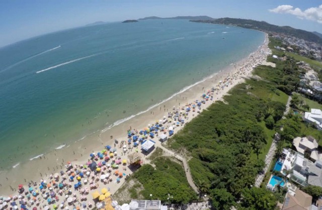 Cozy apartment on Florianópolis' most famous beach.